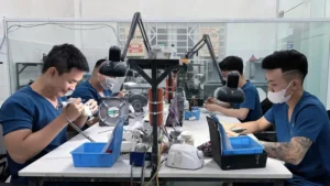 Đội ngũ kỹ thuật viên giàu kinh nghiệm tại Dental Laboratory Nguyễn Ngọc với hệ thống thiết bị sản xuất phục hình nha khoa hiện đại